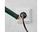 Un détecteur de tension près d'une prise électrique.