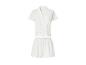 Pyjama blanc pour femme avec broderie florale, comprenant une chemise à manches courtes et un short.