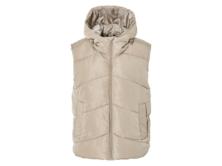 Een beige gewatteerde vest met capuchon