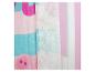 Roze en blauwe handdoek met varkenspatroon, hangend aan een witte muur.