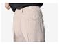 Achteraanzicht van een persoon met een lichtbeige broek en een donkere top.