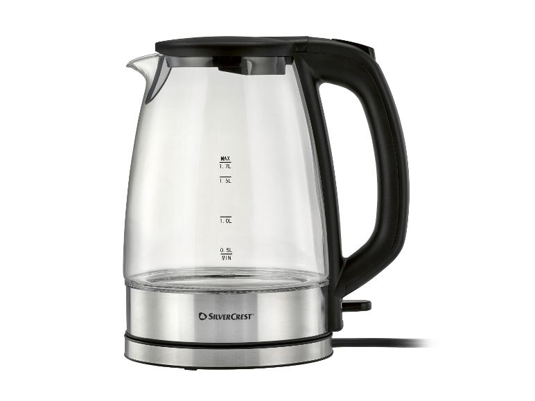 SilverCrest glazen waterkoker met zwart handvat en roestvrijstalen basis.