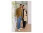 Homme en pull polo marron et jean, femme en longue veste beige et tenue noire.