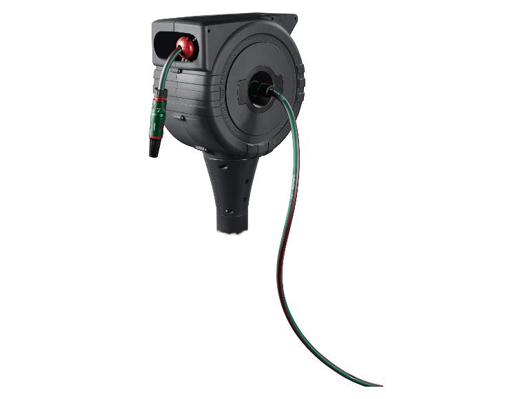 Enrouleur automatique de tuyau d'arrosage gris foncé avec tuyau vert et rouge.