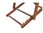 Close-up van het verstelbare frame van een houten strandstoel met rode metalen fittingen.