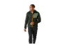 Homme portant une veste Berghaus à fermeture éclair, vert foncé, avec un détail vert olive.