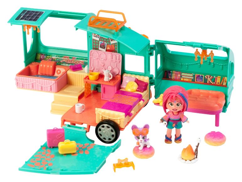 Un camping-car jouet avec une poupée, un chiot et des accessoires de camping.