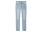 Jean skinny bleu clair avec des fentes en bas.
