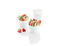 Deux coupes de glace avec de la glace à la vanille, des fraises et du chocolat.