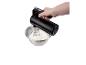 SilverCrest handmixer klopt slagroom in een roestvrijstalen kom.