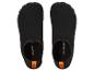 Une paire de chaussures d'eau noires avec des coutures orange.