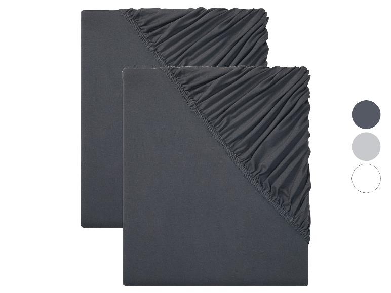 Deux draps-housses gris foncé.