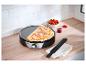 SilverCrest crêpe maker met crêpes, aardbeien en jam op een houten aanrecht.