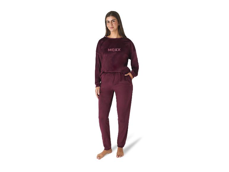 Femme en ensemble de survêtement en velours bordeaux.
