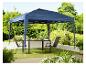 Een blauwe partytent met een tafel en stoelen in een tuin.