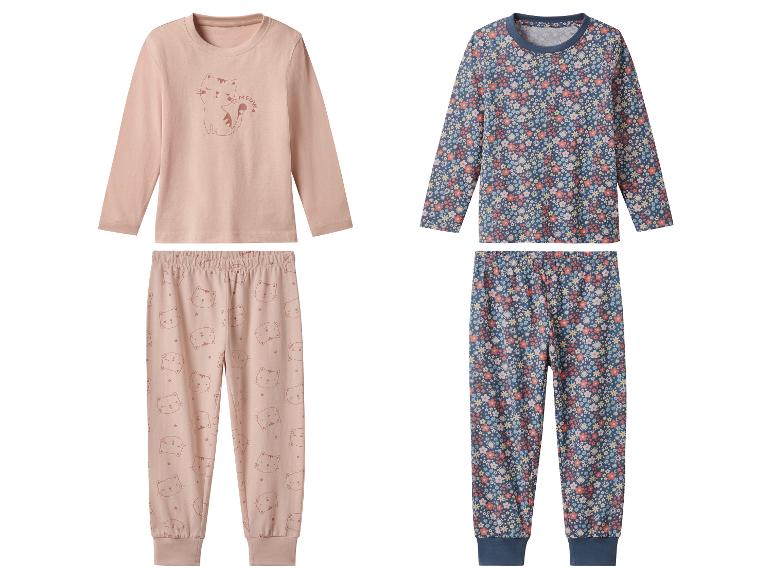 Twee kinderpyjama's: één met katten en één met bloemen.