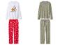 Twee kerstpyjamasets: één wit met rode rendieren en één grijs met de Grinch.