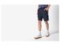 Herenshorts en witte sneakers.