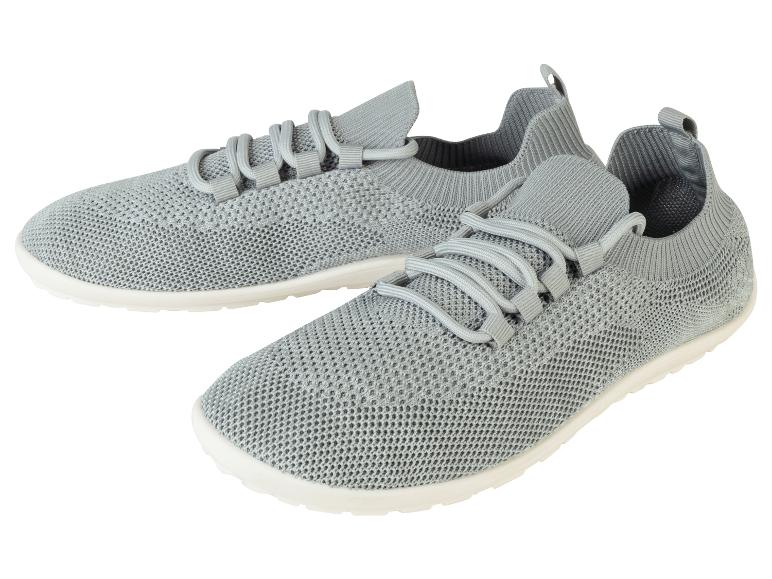 Deux paires de baskets grises en tissu tricoté.