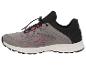 Chaussures de sport grises avec détails rouges et lacets élastiques.