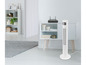 Un ventilateur sur pied blanc dans un intérieur moderne.