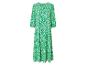Une longue robe verte avec un motif géométrique blanc.