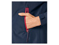 Une veste bleu marine avec des détails rouges et une poche.