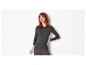 Femme rousse portant un ensemble de sous-vêtements thermiques gris foncé.