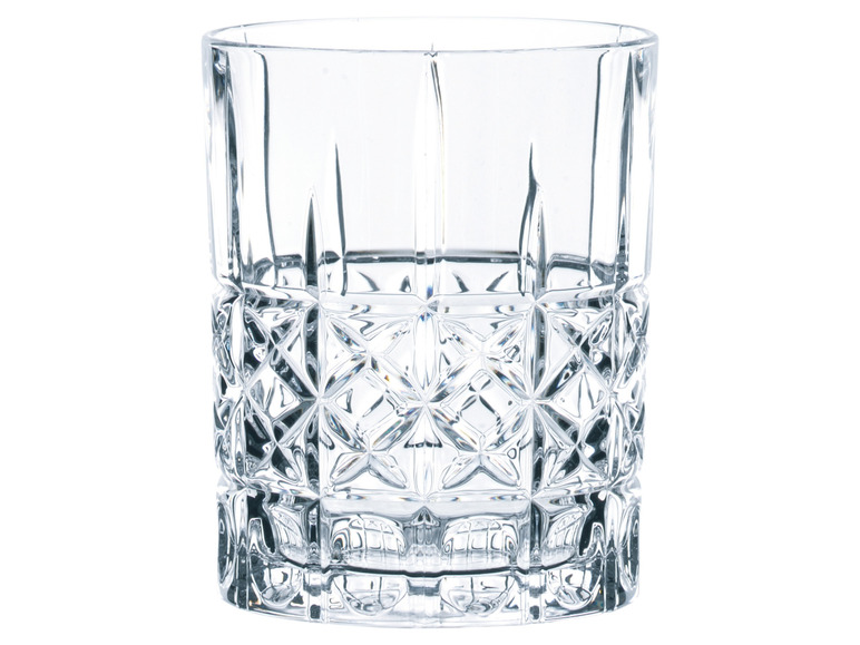 Een helder glazen whiskyglas met een gegraveerd ontwerp.