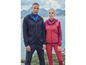 Un homme et une femme portant des sweats à capuche noirs et roses