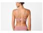 Femme en soutien-gorge et culotte en dentelle rose, vue de dos.