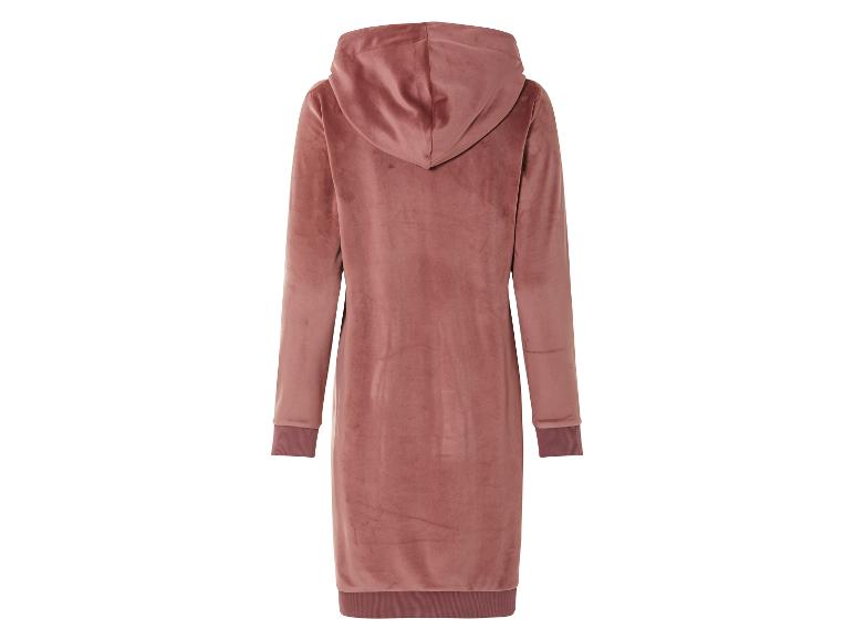 Une robe en velours rose avec une capuche.