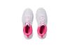 Paire de chaussures de sport blanches avec des accents roses, vue de dessus.