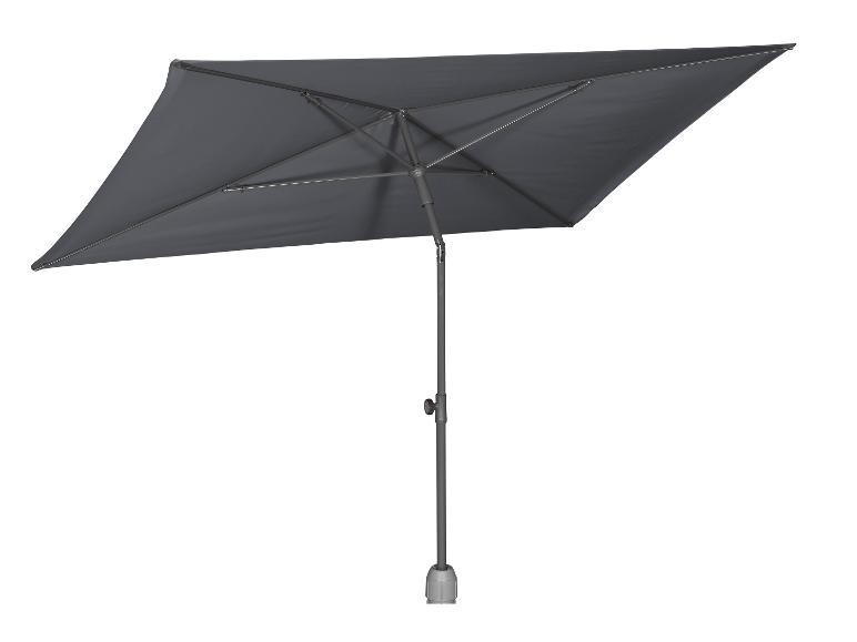 Een grijze parasol met een metalen frame.