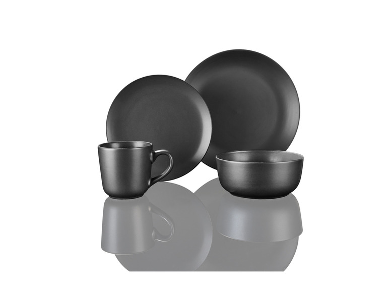 Une tasse noire, une petite et une grande assiette noire.