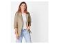 Vrouw in een beige blazer en jeans.