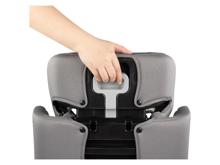 Een grijze autostoel met een handvat om de rugleuning te verstellen.