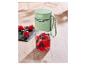 Mixeur vert SilverCrest avec fraises et myrtilles sur une table en bois.