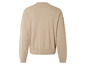 Beige gebreide trui met lange mouwen.
