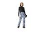 Vrouw in zwarte longsleeve top en paars-blauwe bedrukte skibroek