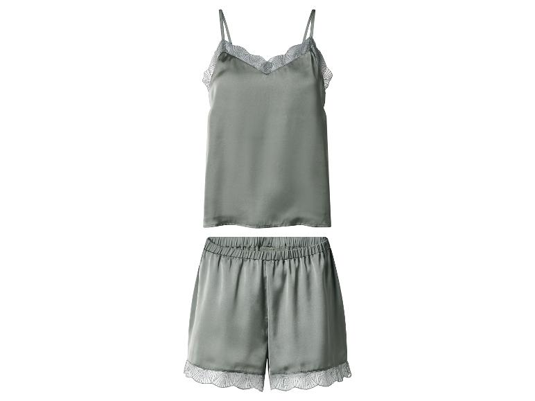 Groene satijnen pyjamaset met camisole en short, afgewerkt met kant.