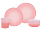 Een roze Le Creuset mok, kom en twee borden.