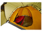 Een gele tent met twee slaapzakken.