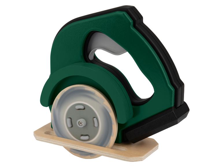 Een groene speelgoedcirkelzaag met houten basis.