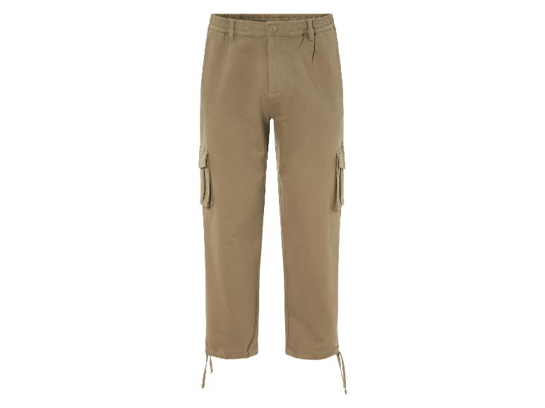Pantalon cargo beige avec élastique à la taille.