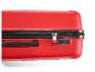 Gros plan d'une valise rouge Esmara avec une fermeture éclair noire et un cadenas TSA