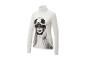 Wit shirt met lange mouwen met een zwart-witprint van een vrouw met skibril.