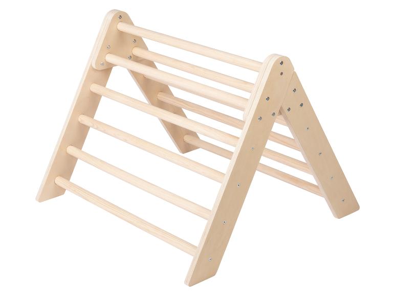 Een houten klimplank voor kinderen