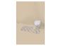 Beige gestreepte badmatset en een wit toilet in een beige badkamer.