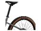 Een grijs mountainbike met Maxxis-banden.